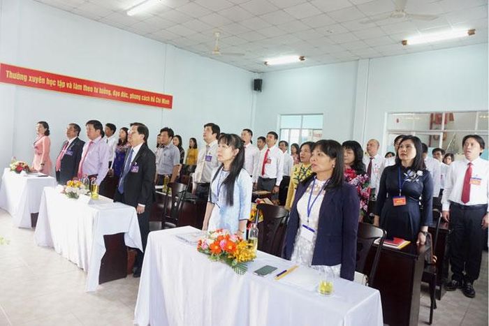 Các đại biểu thực hiện nghi thức chào cờ.