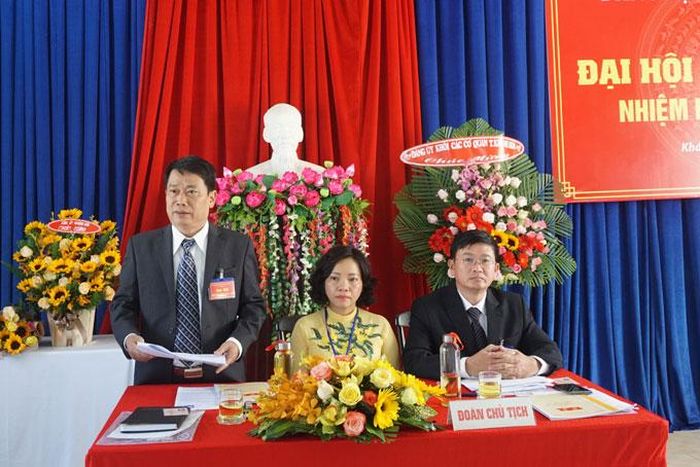 Đoàn chủ tịch điều hành đại hội.