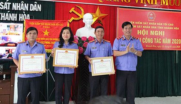 Ông Nguyễn Quang Dũng trao bằng khen cho các tập thể.