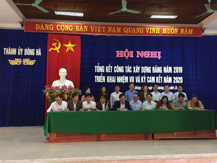 Các Ban, Mặt trận, đoàn thể thành phố kí cam kết trách nhiệm thực hiện nhiệm vụ năm 2020 với BTV Thành ủy Đông Hà- Ảnh: HVA