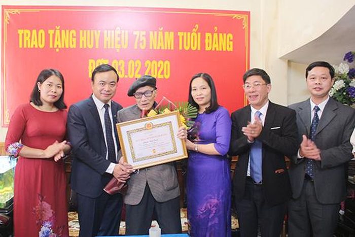 Các đồng chí lãnh đạo Thành ủy, phường Chiềng Lề trao tặng Huy hiệu Đảng 75 năm 