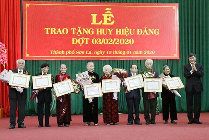 Đồng chí Nguyễn Hữu Đông trao Huy hiệu Đảng 60 năm cho các đảng viên
