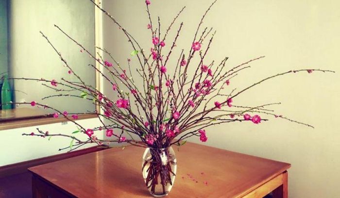 Có thể dùng cành đào nhỏ cắm kiểu cách điệu 