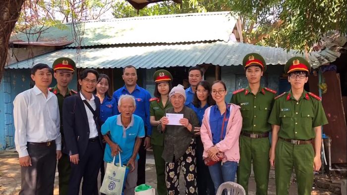 Công an tỉnh Thừa Thiên – Huế trao quà cho các hộ nghèo thuộc dự án di dời khu vực I kinh thành Huế.