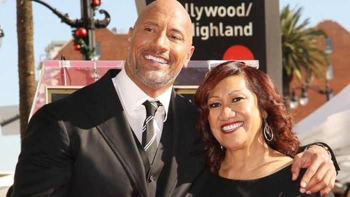  The Rock mua nhà, xe hơi tặng mẹ để bù đắp quá khứ nghèo khổ. 