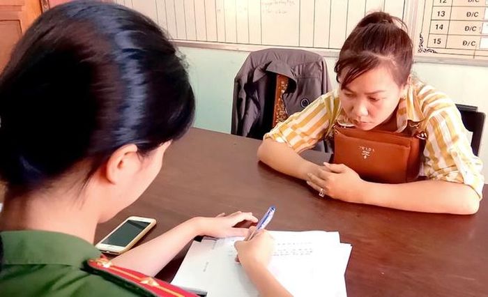Vũ Thị Hương tại cơ quan công an. Ảnh công an cung cấp.