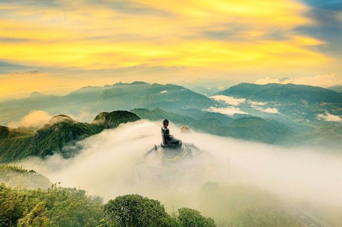  Cảnh sắc hùng vĩ trên đỉnh Fansipan. 
