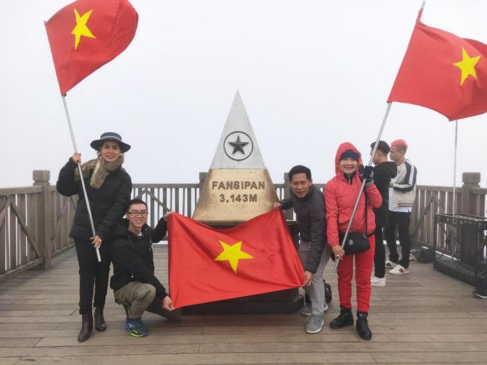 Du khách hào hứng check in trên đỉnh Fansipan.