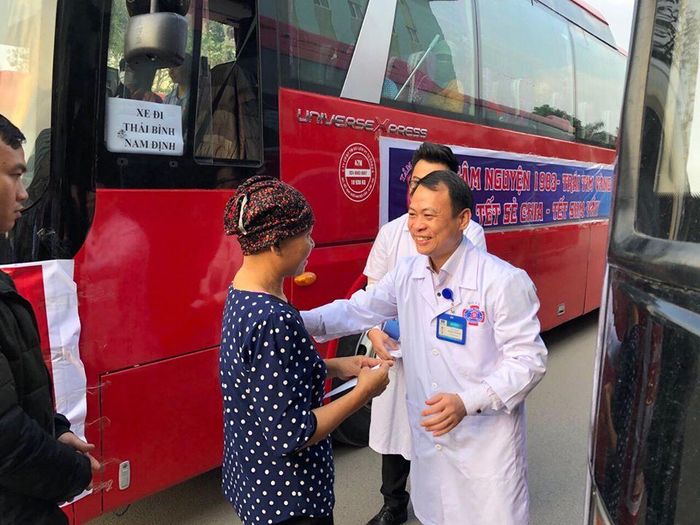 Tại “bến xe” đặc biệt này, người điều phối, hướng dẫn các bác, các cô, các em nhỏ lên xe không ai khác, chính là những bóng dáng áo blouse trắng. Ảnh: VGP/Trần Hà 