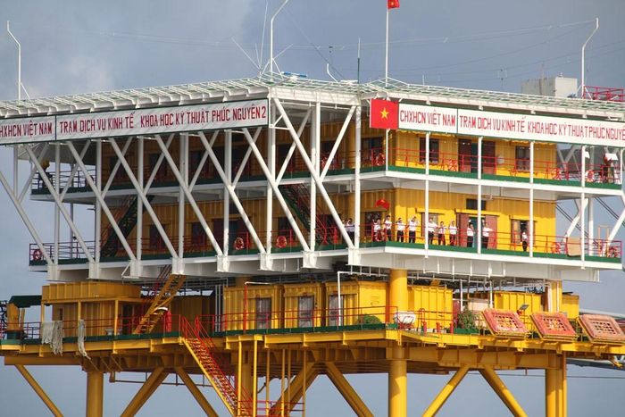 Nhà giàn DK1 sừng sững giữa trùng khơi