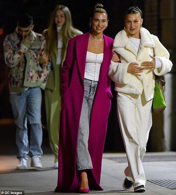 Bella Hadid mới đây dạo phố cùng ca sĩ Dua Lipa, chị gái Gigi Hadid. Dàn sao mặc đẹp như đang trình diễn catwalk trên phố.