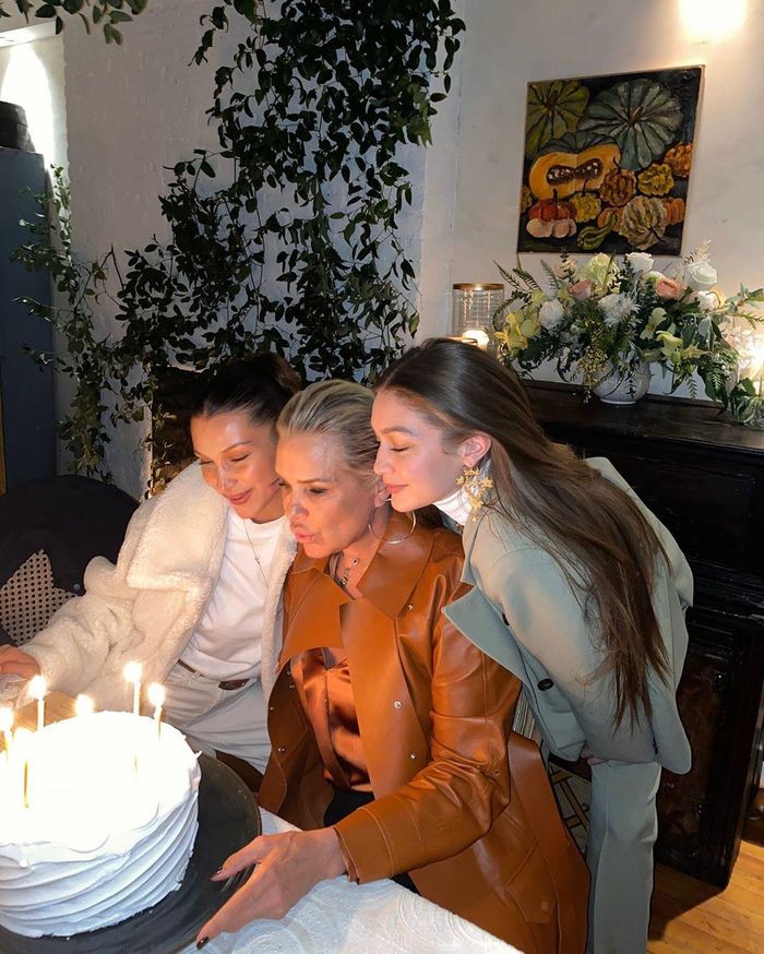 Hai chị em mới đây vừa chúc mừng sinh nhật tuổi 56 của mẹ - cựu người mẫu Yolanda Hadid.