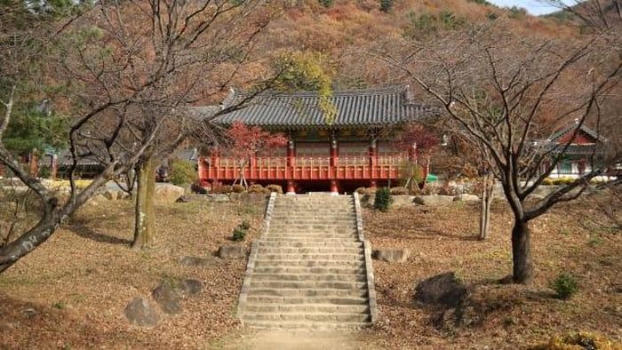 Nằm ở Naedong-li của thị trấn Toji, Gurye-gun, đền Yeongoksa được xây dựng năm 544 sau Công nguyên.