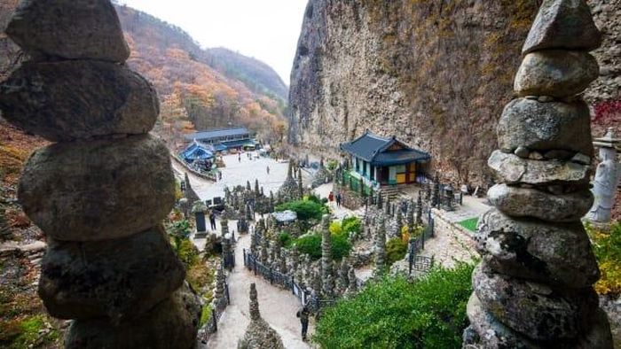 Ngôi đền Tapsa có nhiều tháp đá lâu đời được xây dựng mà không cần keo hay xi măng.