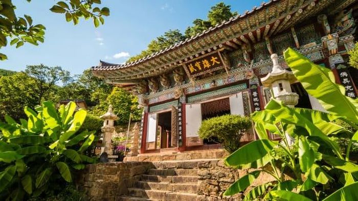 Đền Sujongsa, tọa lạc trên đỉnh núi Ungil (610 m), mang đến cho du khách view tráng lệ nhìn ra đỉnh và sông Bukhan.