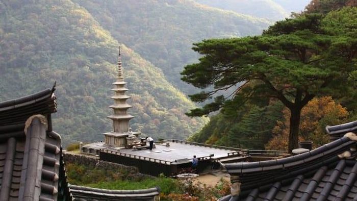 Đền Cheongryangsa nằm chơi vơi giữa núi non. Du khách đến thăm đền không nên bỏ qua 8 hang động tại đây.