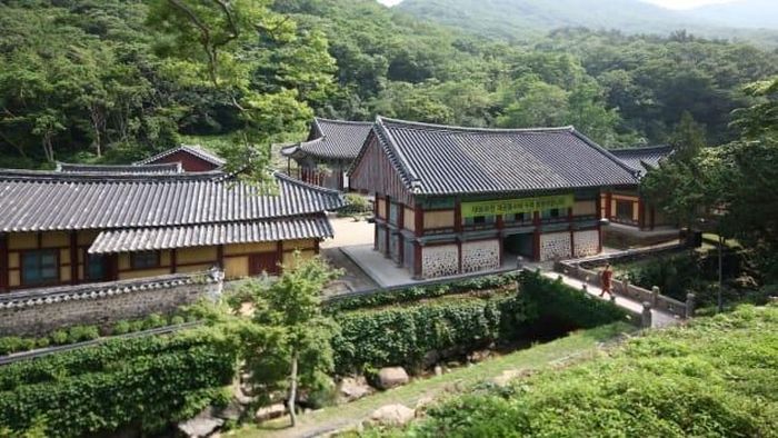 Đền Daeheungsa có quang cảnh tuyệt đẹp: những khu rừng rậm rạp, nhiều cánh đồng cỏ và quang cảnh quần đảo ở bờ biển phía tây và phía nam của Hàn Quốc.