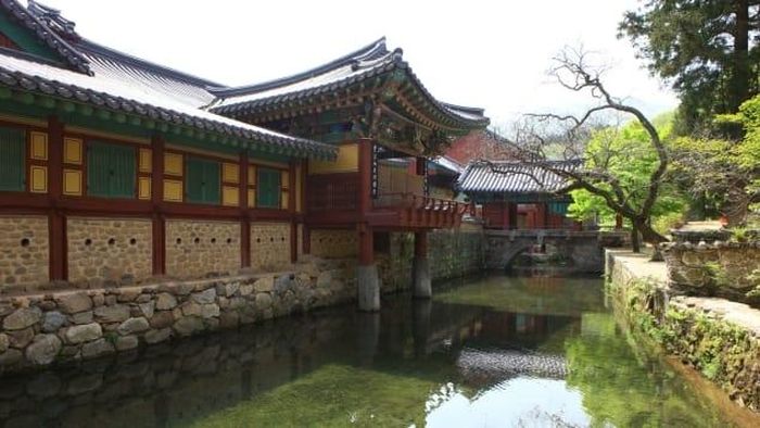 Đền Songgwangsa là một trong ba “ngôi đền ngọc” ở Hàn Quốc, ban đầu ngôi đền nhỏ có tên là Gilsangsa, được xây dựng trong thời kỳ Silla.