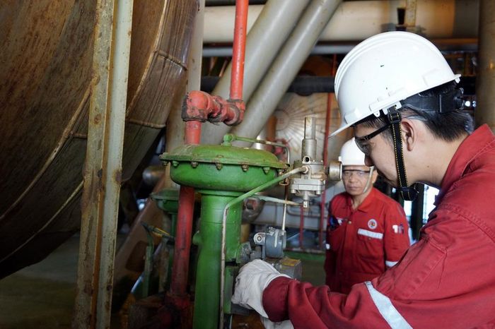 Công nhân giàn công nghệ trung tâm số 3 kiểm tra các thiết bị vận hành của giàn. Họ sẽ làm việc, duy trì hoạt động của giàn suốt Tết Canh Tý 2020 - Ảnh: Đông Hà