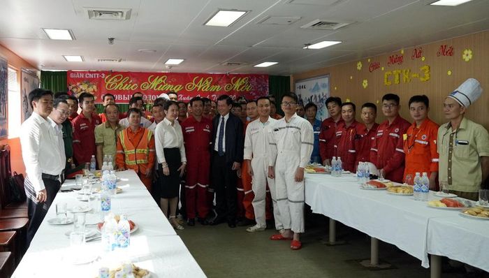 Đoàn lãnh đạo tỉnh Bà Rịa - Vũng Tàu chúc tết giàn công nghệ trung tâm số 3 sáng 15/1 - Ảnh: Đ.H.
