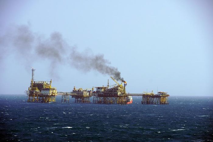 Cách không xa giàn số 3, tháp đuốc của giàn công nghệ số 2 của Vietsovpetro cũng rực cháy suốt những ngày Tết Canh Tý 2020 - Ảnh: Đông Hà