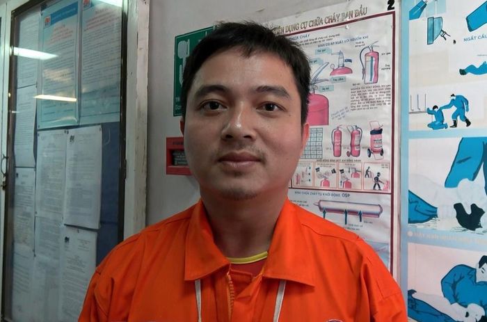 Kỹ sư Đinh Văn Thông trên giàn công nghệ trung tâm số 3 - Ảnh: Đông Hà