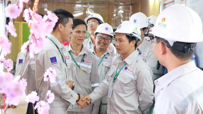 Tại Nhà máy Đạm Cà Mau, ngày làm việc vẫn diễn ra theo nhịp đều đặn