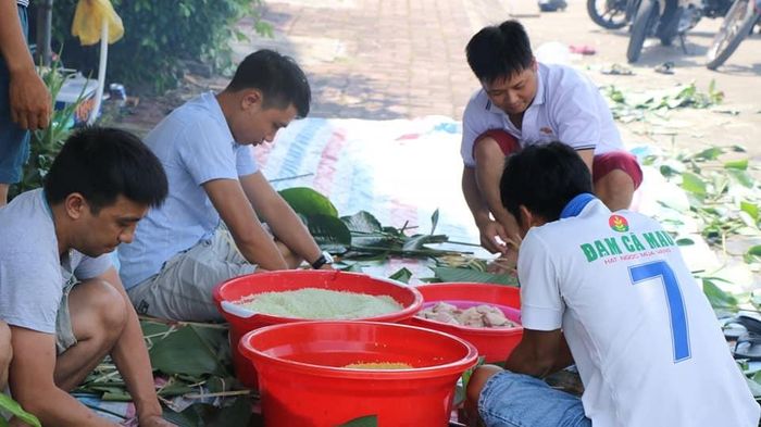 Gói bánh chưng ở khu nhà ở Đạm Cà Mau
