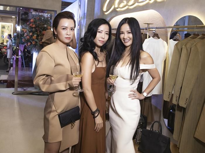 Hồng Nhung đến ngay sau đó. Trong chiếc váy trắng kem, "Đóa hoa vô thường" khoe vòng eo nuột và đôi vai trần. Diva Hà Thành còn thu hút bởi màu son cam đất.