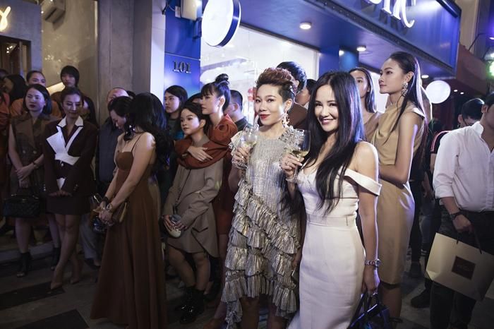 Là đồng nghiệp và chị em lâu năm, hai diva quấn quýt, thân tình. Hà Trần thường bị bàn tán vì gout thời trang quá "dương tính" nhưng trong khung hình với Hồng Nhung, cô thu hút bởi sự trẻ trung, thần thái sang chảnh.