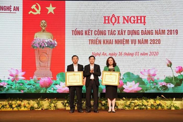 Trao Bằng khen của Ban Thường vụ Tỉnh ủy cho 2 ban Đảng của Tỉnh ủy hoàn thành xuất sắc nhiệm vụ năm 2019. Ảnh Thanh Lê