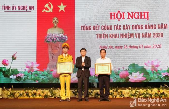 Chủ tịch UBND tỉnh Thái Thanh Quý trao Bằng khen của Thủ tướng Chính phủ cho 1 tập thể, 1 cá nhân có thành tích xuất sắc trong học tập và làm theo tư tưởng, đạo đức, phong cách Hồ Chí Minh giai đoạn 2016 – 2019. Ảnh: Thanh Lê