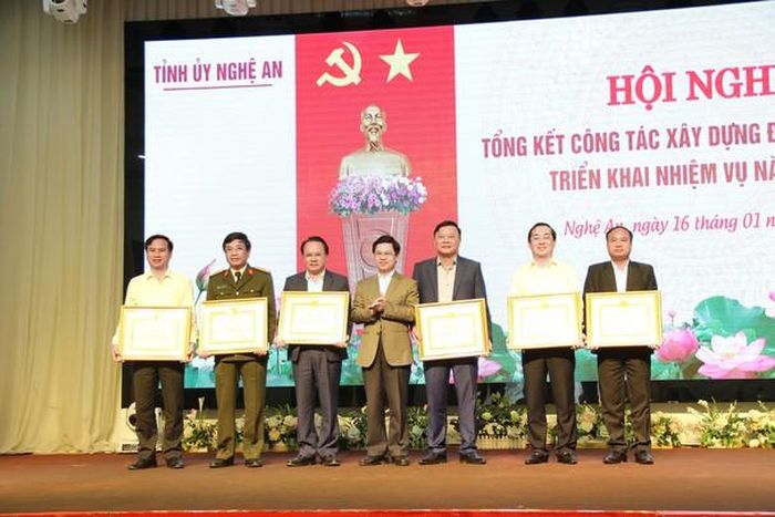 Đồng chí Nguyễn Xuân Sơn trao Bằng khen cho 6 Đảng bộ trực thuộc đạt Trong sạch vững mạnh tiêu biểu năm 2019. Ảnh: Thanh Lê