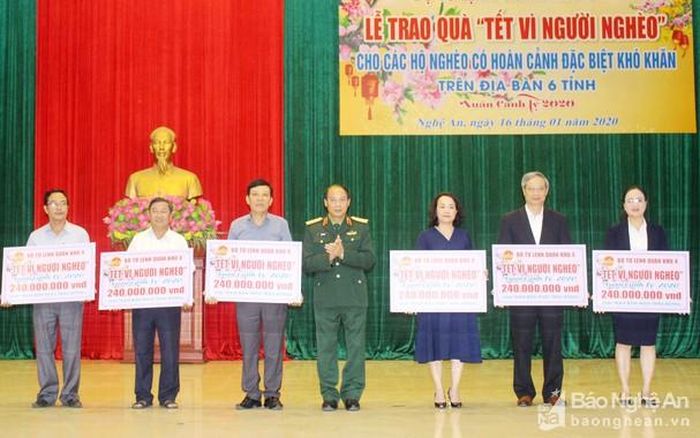 Thiếu tướng Trần Võ Dũng - Bí thư Đảng ủy, Chính ủy Quân khu 4 trao quà của Quân khu cho đại diện Ủy ban Mặt trận Tổ quốc 6 tỉnh. Ảnh: Mạnh Hùng