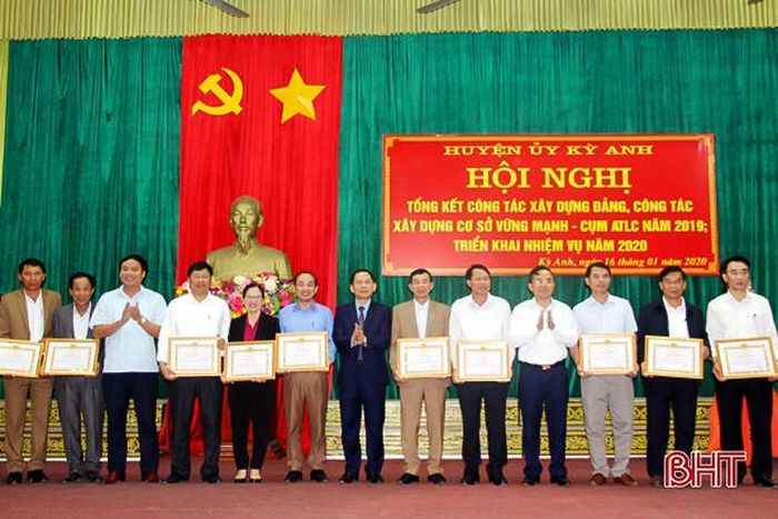 Ghi nhận những kết quả đã đạt được, BTV Huyện ủy Kỳ Anh tặng giấy khen cho 14 tập thể...