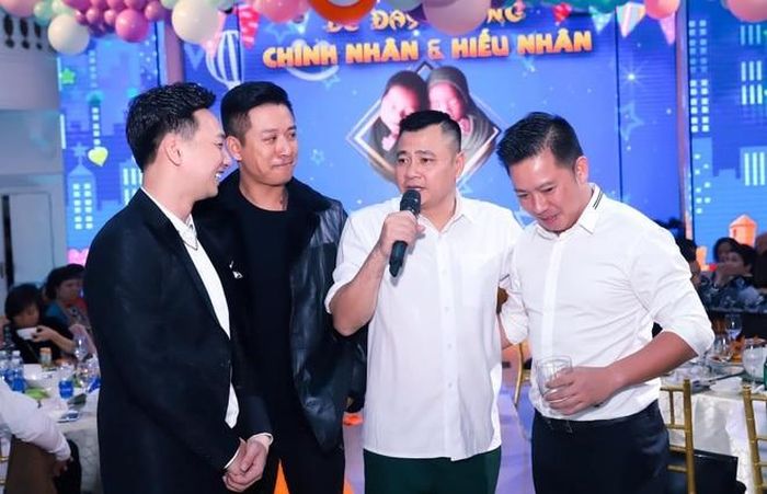 Ca sĩ Tuấn Hưng và diễn viên Tự Long là một trong số những đồng nghiệp thân thiết đến mừng sinh nhật cặp sinh đôi nhà Thành Trung