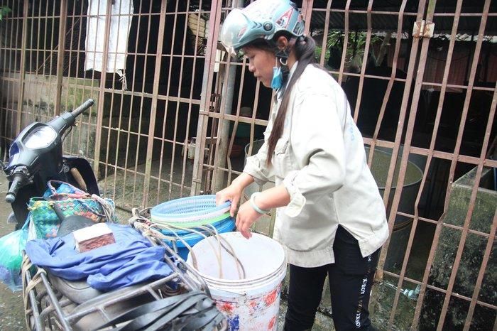 Tiểu thương đang hối hả lấy cá mang về bán cho những hộ dân mua cúng ông Công ông Táo.