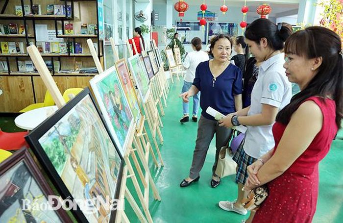 Phụ huynh tham quan triển lãm tranh do chính tay con em mình vẽ và bán gây quỹ từ thiện cho người nghèo