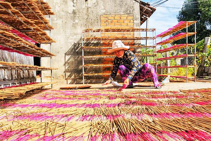  Được phơi nắng, độ nửa ngày những que nhang sẽ khô lại, có hương thơm. 