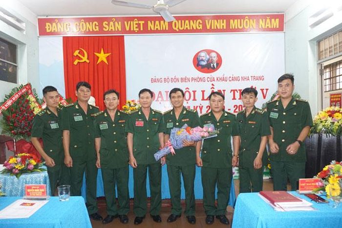 Ban chấp hành nhiệm kỳ 2020 - 2025 ra mắt đại hội và nhận hoa chúc mừng.