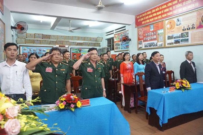Các đại biểu thực hiện nghi thức chào cờ.