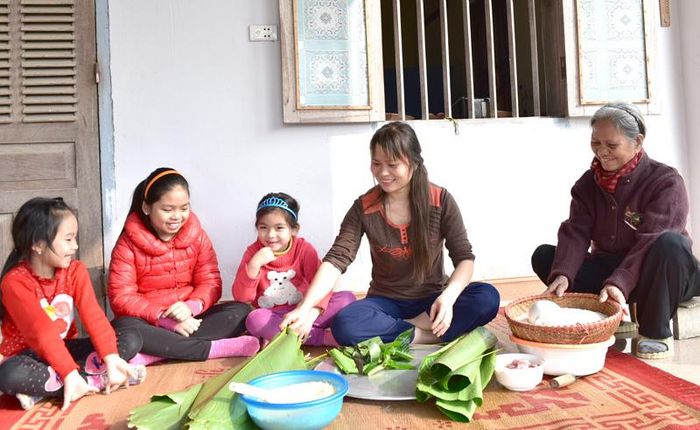 Nhiều gia đình đã gói bánh chưng, không khí Tết đầm ấm, sum vầy.