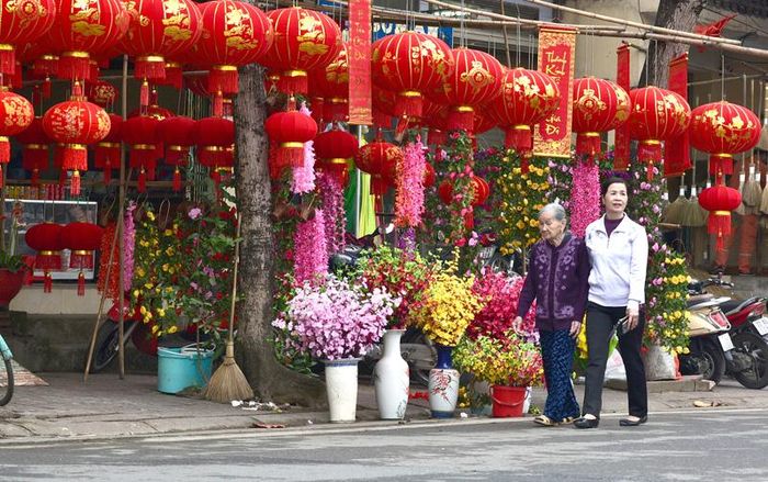 Góc phố đèn lồng đỏ rực.