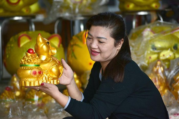 Chuột vàng linh vật của năm được bán khá nhiều.