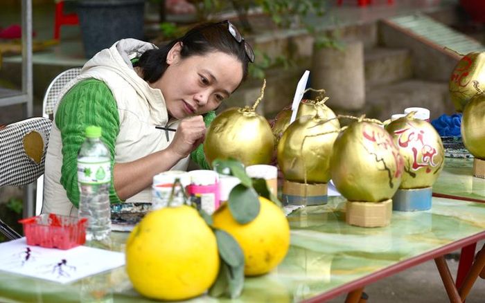 Nghệ thuật vẽ thư pháp trên quả.