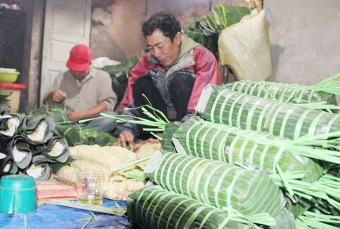 Người dân làng An Truyền (Thừa Thiên-Huế) làm bánh chưng, bánh tét phục vụ thị trường Tết.