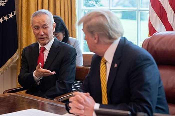 Phó Thủ tướng Trung Quốc Lưu Hạc và Tổng thống Mỹ Donald Trump.