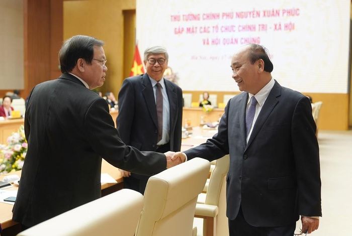 Thủ tướng Nguyễn Xuân Phúc trò chuyện với các đại biểu tại buổi gặp mặt.