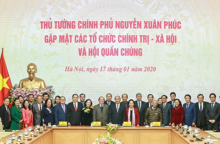 Thủ tướng Nguyễn Xuân Phúc, Chủ tịch Trần Thanh Mẫn cùng các đại biểu chụp ảnh lưu niệm tại buổi gặp mặt.