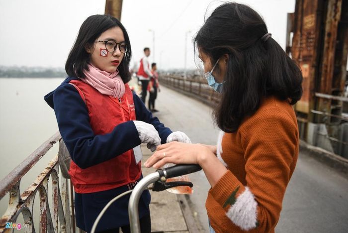  Trước đó, hoạt động thả cá chép tiễn ông Táo về trời diễn ra rất tấp nập tại cầu Long Biên. Đa phần mọi người sẽ nhờ những tình nguyện viên thả cá giúp, tránh việc thả cá từ trên thành cầu xuống sông. 